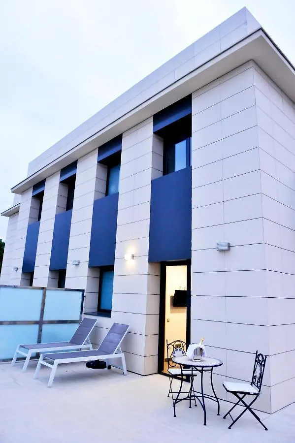 6 Bis Hotel 카스테데펠스 2*,
